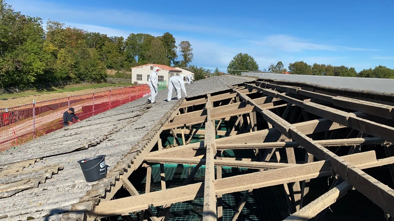 Removing an asbestos roof according to TRGS 519