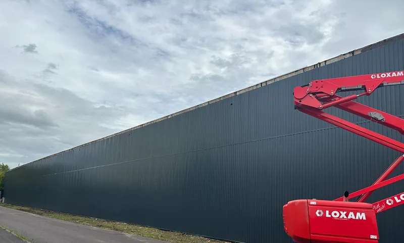 Cladding a hall with an aerial work platform