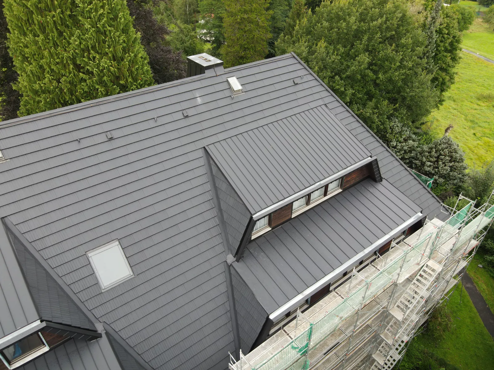 Pitched roof with click panels
