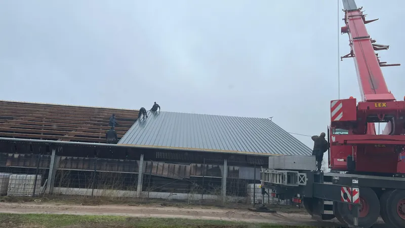 Installing sandwich panels