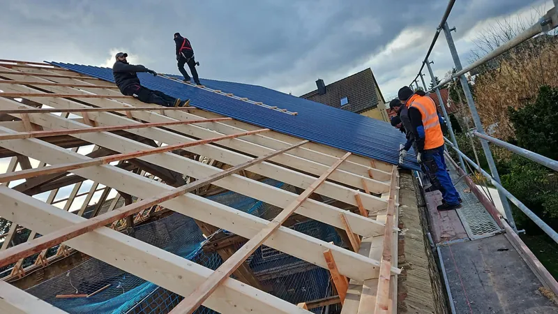 Fixing trapezoidal sheets on timber battens