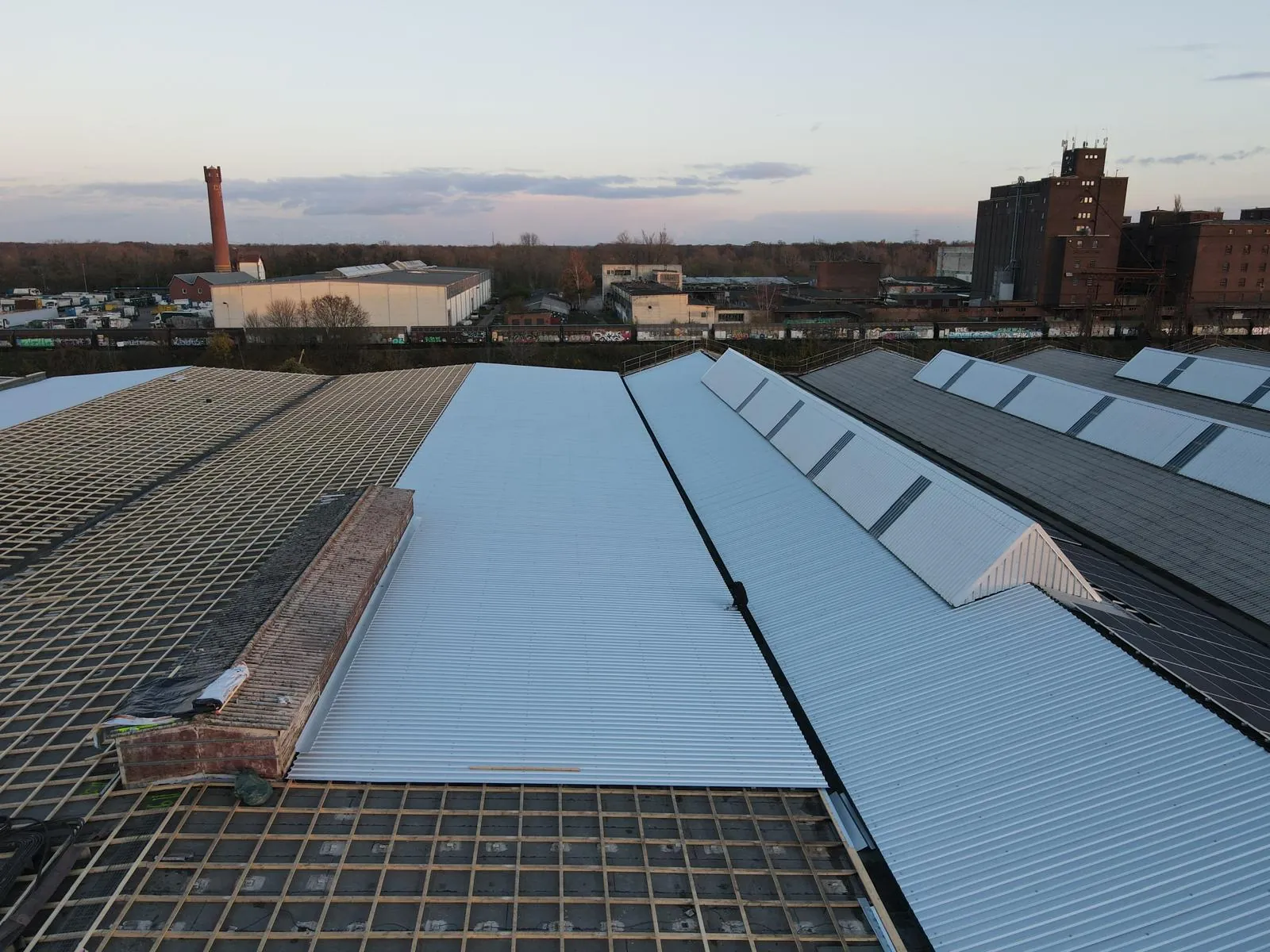 New trapezoidal sheet roof on an industrial hall