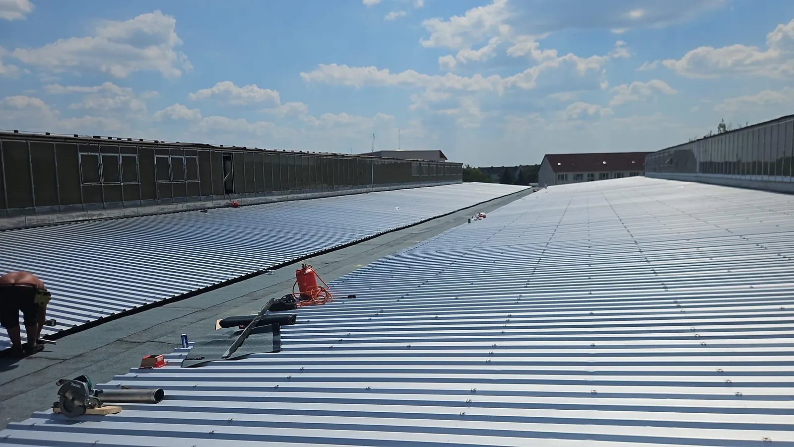 Laying trapezoidal sheets on a hall roof
